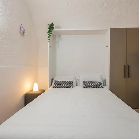 Daire I Host -